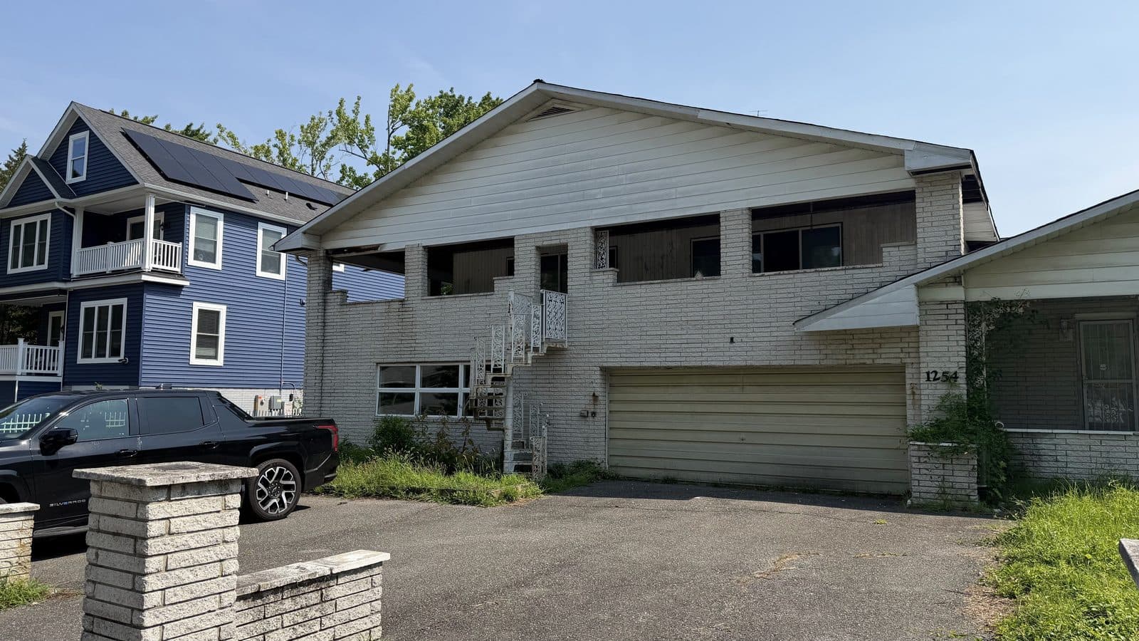 Existing street-facing elevation of 1254 Washington Drive